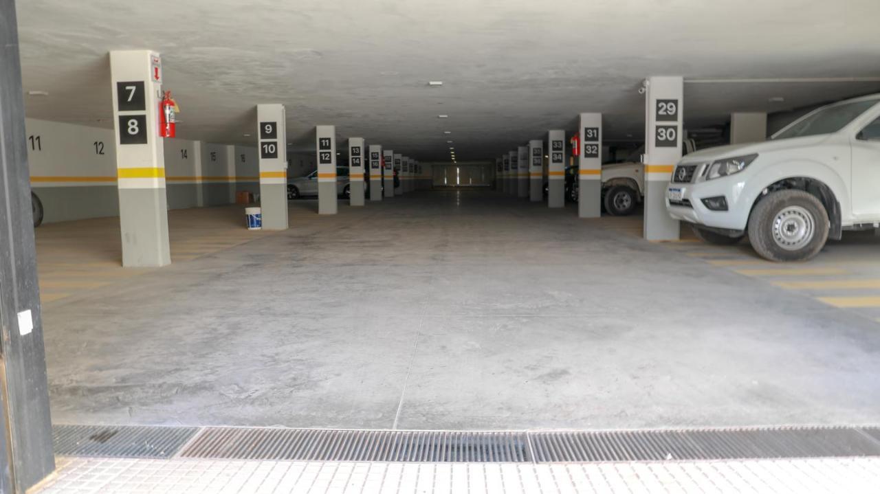 France - Con Gim, Piscina Y Estacionamiento *